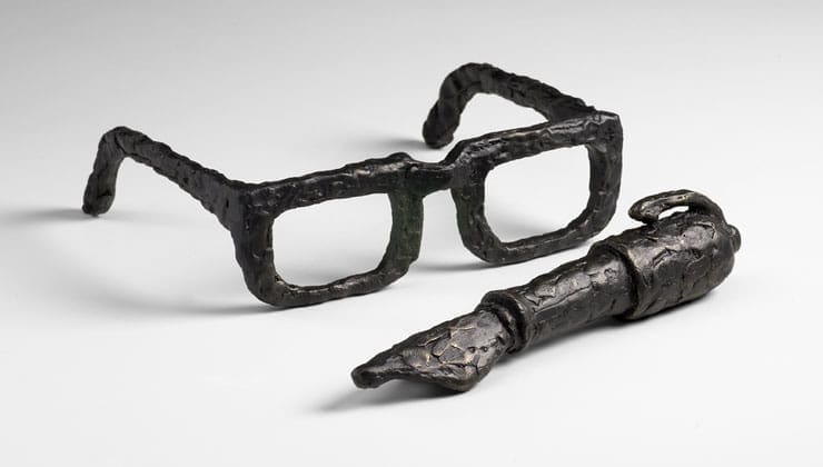 modern-glasses-and-fountain-pen-sculpture-CN03069_03070-default.jpg